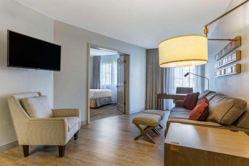 Windmill Suites Surprise Ascend Hotel Collection - image 10