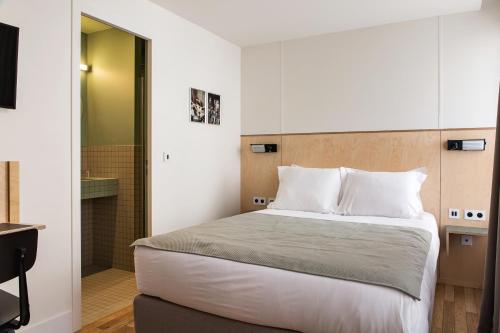 Standard Double Room image 3