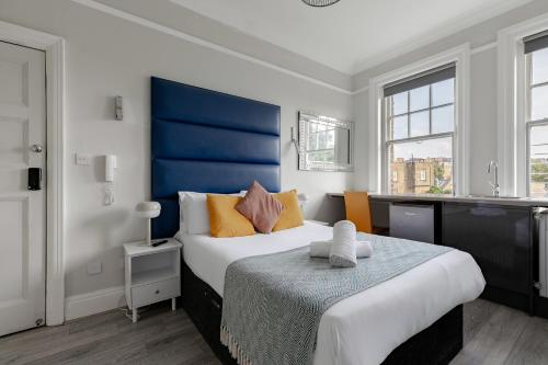 Apartments in the Heart of High Street Kensington, Londýn