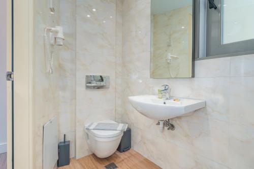Standard Twin Room image 1