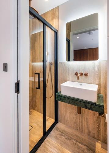 Covent Garden 2 bed 2 bath duplex - image 13