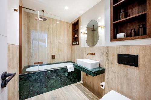 Covent Garden 2 bed 2 bath duplex - image 10