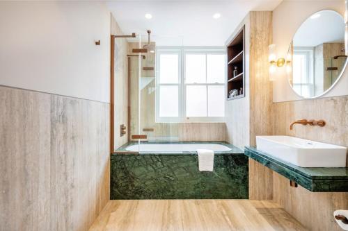 Two Bed Duplex in Covent Garden - image 6