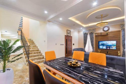 DY Gold Apartment in Olowora