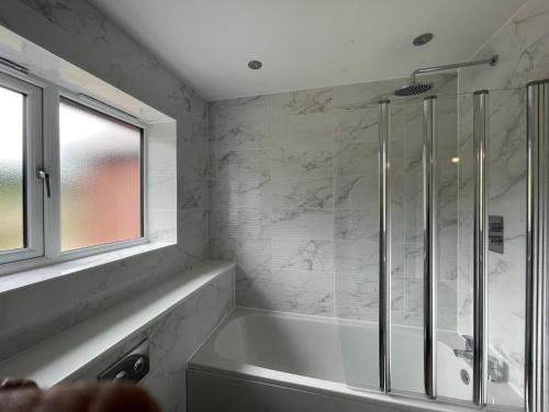 Brand-New, 2 Private Bedrooms Available, Stunning Views, Stoke Hospital, Alton Towers, Keele Univers