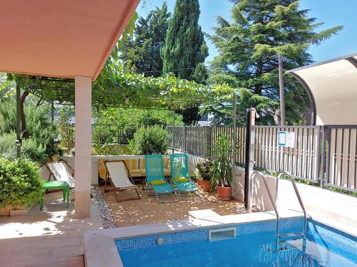 2 bedrooms, 5 beds
