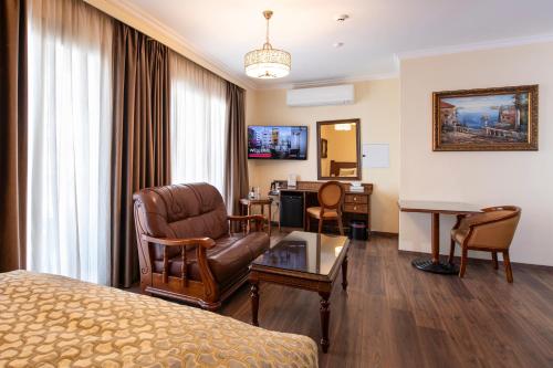 Semeli Hotel - image 2