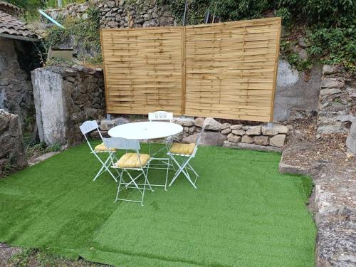 Balkons/terase, Appartement 2 à 4 personnes (Appartement 2 a 4 personnes) in Antraigues-sur-Volane