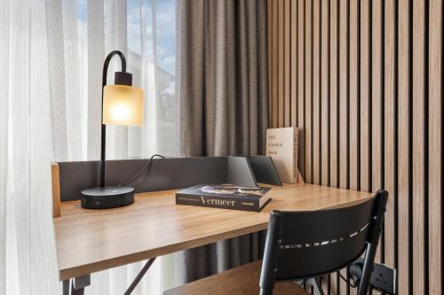 2BR Sleeps 5 | Workspace | Free Wifi & Parking - image 13