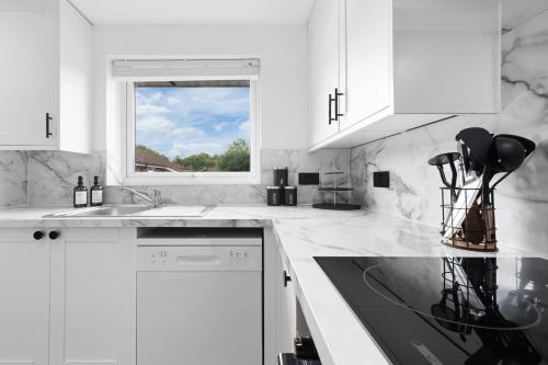 2BR Sleeps 5 | Workspace | Free Wifi & Parking - image 12