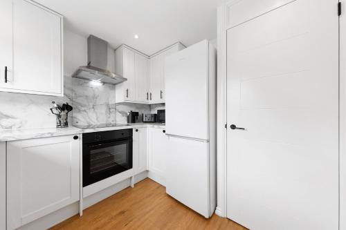 2BR Sleeps 5 | Workspace | Free Wifi & Parking - image 11