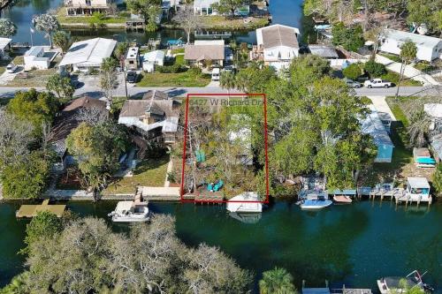 Mermaid Cove - Waterfront Home with Paddlecraft Direct Weeki Wachee River Access in Weeki Wachee (FL)
