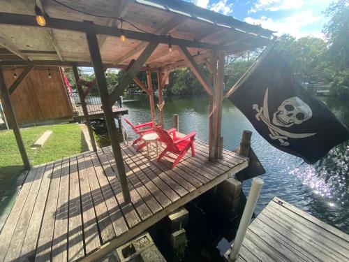 Pirate's Cove - Waterfront - Weeki Wachee River Access with Paddlecraft!! in Weeki Wachee (FL)