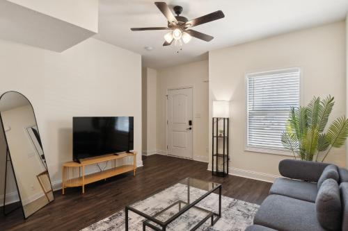 Alto A2 I Stunning 2bd Apt I Free Parking in Clarksville, USA