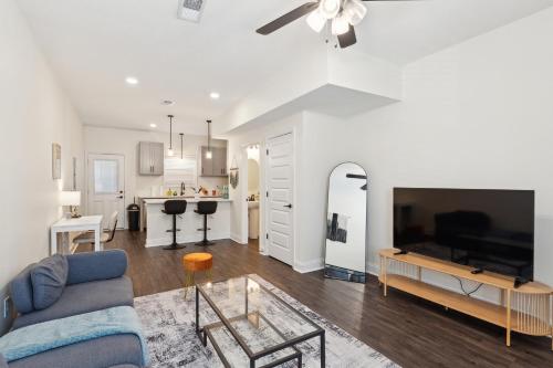 Alto A2 I Stunning 2bd Apt I Free Parking in Clarksville, USA