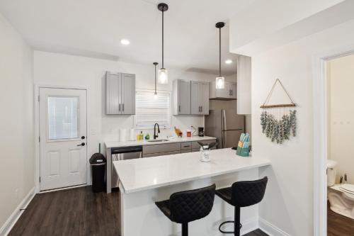 Alto A2 I Stunning 2bd Apt I Free Parking in Clarksville, USA