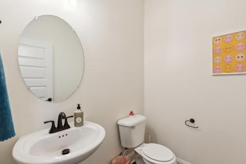 Alto Q8 I Luxurious & Spacious I Free Parking in Clarksville, USA