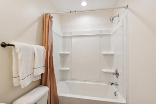 Alto Q8 I Luxurious & Spacious I Free Parking in Clarksville, USA