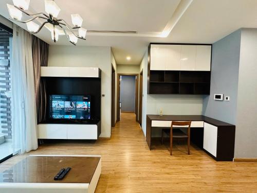 One-Bedroom Deluxe Apartment image 5