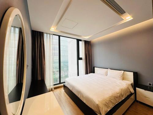 One-Bedroom Deluxe Apartment image 6