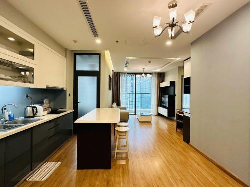 One-Bedroom Deluxe Apartment image 4