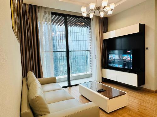 One-Bedroom Deluxe Apartment image 8