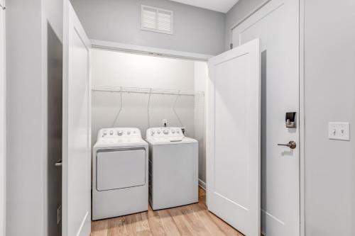 Bold 1164 I Parking I Pool I Gym I Parking