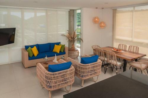 EP Stylish Apt with Pool, AC in Prime Location