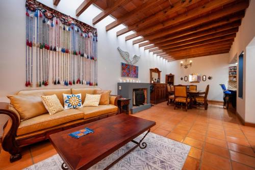 Eclectic Gem Near Centro King Beds and Rooftop Deck in San Miguel de Allende, Mexico