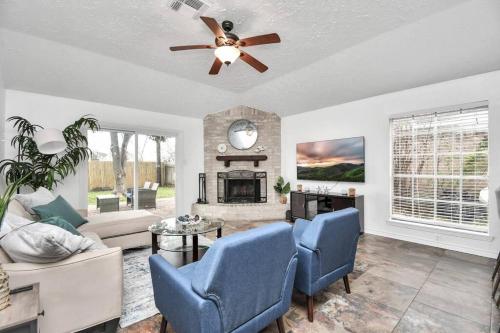 Coastal Comfort Moments from the Boardwalk with Gated Boat Parking in League City (TX)