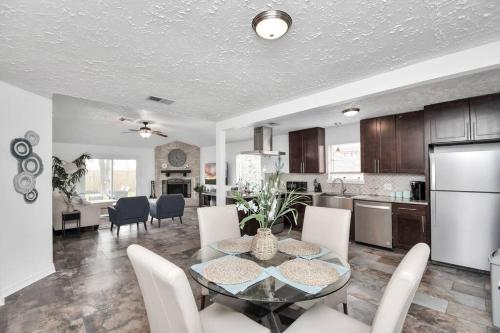 Coastal Comfort Moments from the Boardwalk with Gated Boat Parking in League City (TX)