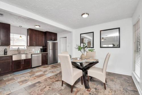 Coastal Comfort Moments from the Boardwalk with Gated Boat Parking in League City (TX)