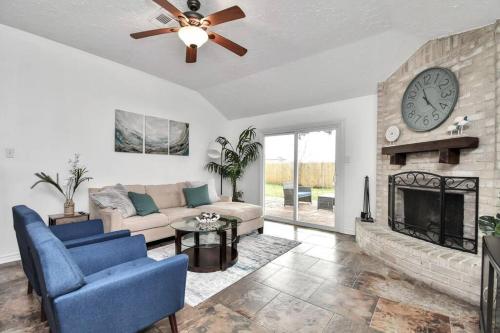 Coastal Comfort Moments from the Boardwalk with Gated Boat Parking in League City (TX)