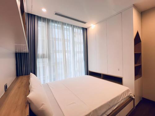 Three-Bedroom Deluxe Apartment image 6