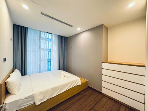 Three-Bedroom Deluxe Apartment image 4