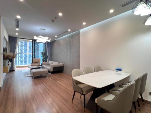 Three-Bedroom Deluxe Apartment image 5