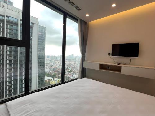 Three-Bedroom Deluxe Apartment image 8