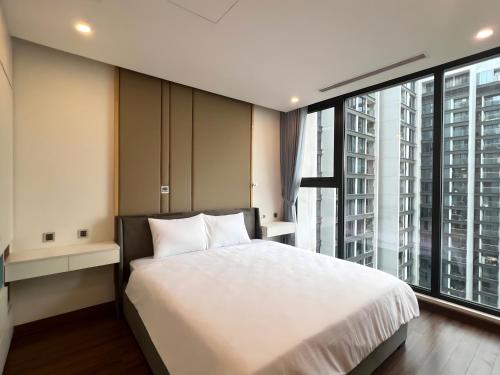 Three-Bedroom Deluxe Apartment image 7
