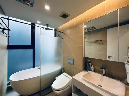 Three-Bedroom Deluxe Apartment image 10