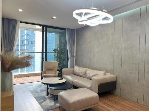 Three-Bedroom Deluxe Apartment image 1