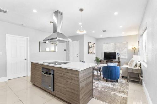 3 Bedroom 3 Bathroom Chic Modern Hollywood HideAway