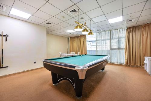 Expansive 5BR Dubai Marina Apt Near JBR Beach - Games - Pool, Dubaj (zdjęcie 3)