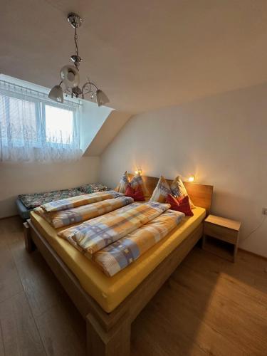 1 queen bed, 1 twin bed