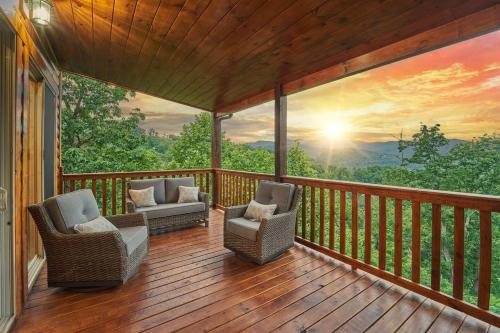 Mountain View, Indoor Pool, Luxury Cabin, Bears