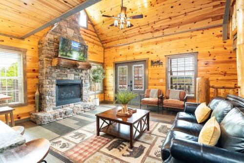 Andrea Bear Great Location Indoor Pool Theater in Pigeon Forge, USA