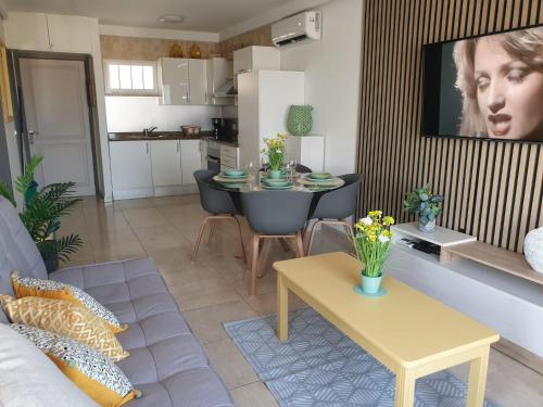 Sunny Corner, delux apartment vista mar and pool 3
