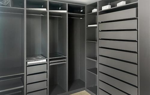One-Bedroom Apartment image 2
