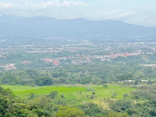 Lovely mountains Views Exc Poas exploring HQ 20 min airport