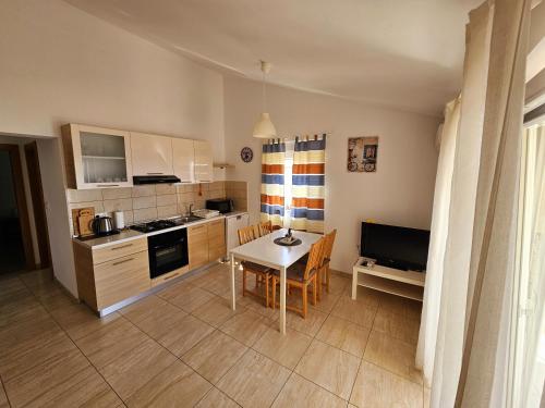 virtuve, Apartments Cikac II - modern apartments by the beach in Kolan
