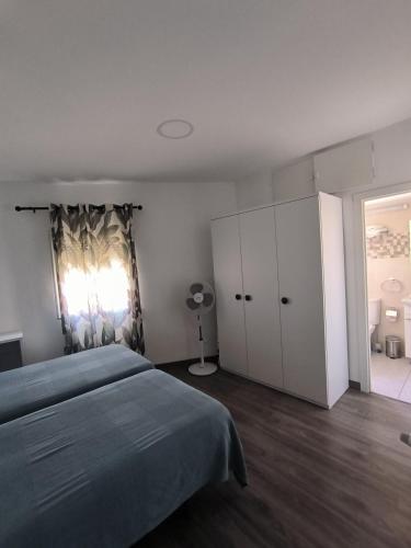 Casa Luzon, terraza-solarium con ducha y salon rustico